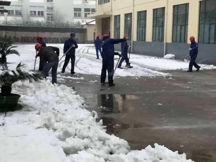 江苏众信员工扫雪.jpg